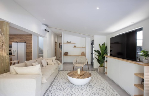 Quartier d Orleans Apartment | Elegant Black Pearl Marina View in the Heart of the Marina