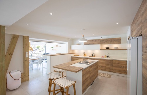 Quartier d Orleans Apartment | Elegant Black Pearl Marina View in the Heart of the Marina