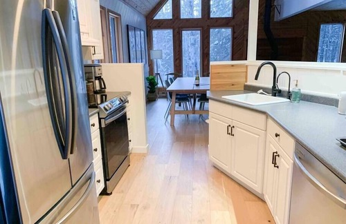 Manitoba Cabin | Top-Rated Black Pine Lodge: Lake View & Family Friendly