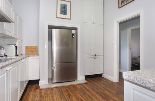 Pindimar House | Black Possum Cottage: Breathtaking Bay Views Await You