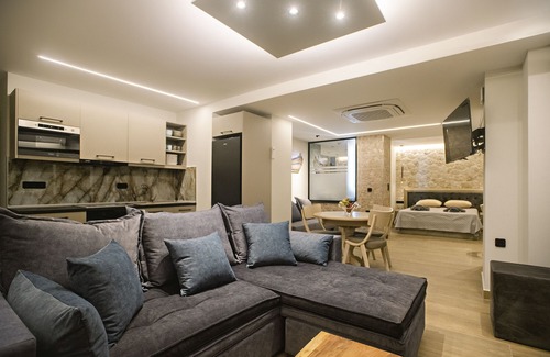 Agios Gordios Apartment | Cozy Black Rocks Seafront Beach Suite for Family Getaways