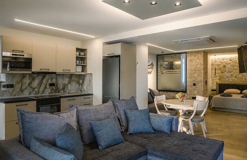 Agios Gordios Apartment | Cozy Black Rocks Seafront Beach Suite for Family Getaways