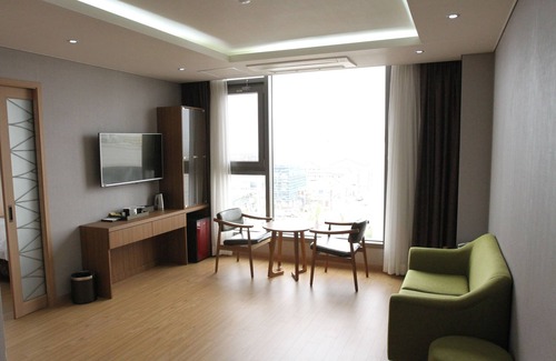 Jocheon Hotel | Comfortable Stay at Black Sands Hotel with Great Amenities