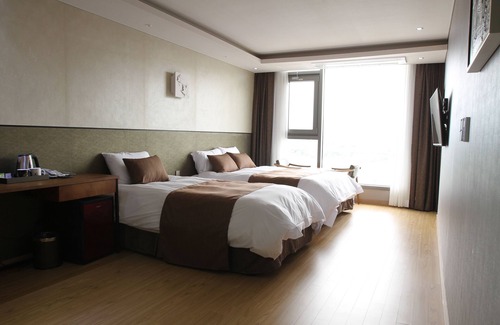 Jocheon Hotel | Comfortable Stay at Black Sands Hotel with Great Amenities