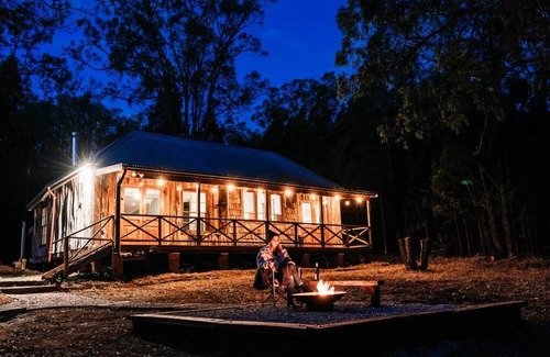 Budgee Budgee House | Romantic Bushland Escape at Black Springs - Pet Friendly Retreat
