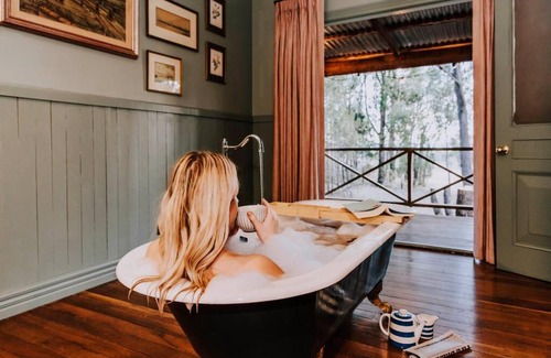 Budgee Budgee House | Romantic Bushland Escape at Black Springs - Pet Friendly Retreat