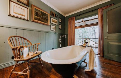 Budgee Budgee House | Romantic Bushland Escape at Black Springs - Pet Friendly Retreat
