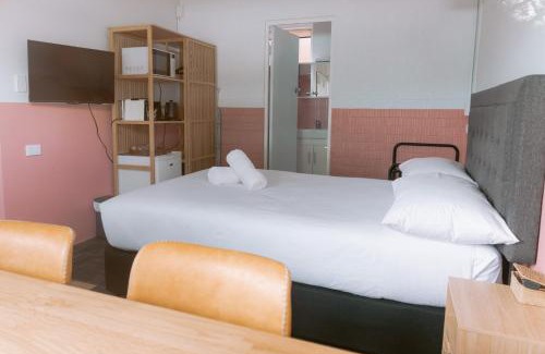 Swansea Hotel | Cozy Black Swan Waterfront Motel with Breakfast & Family Amenities