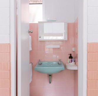 Swansea Hotel | Cozy Black Swan Waterfront Motel with Breakfast & Family Amenities