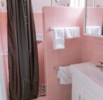 Swansea Hotel | Cozy Black Swan Waterfront Motel with Breakfast & Family Amenities