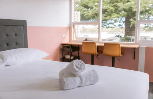 Swansea Hotel | Cozy Black Swan Waterfront Motel with Breakfast & Family Amenities