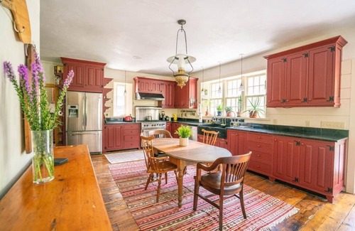 Milton House | Idyllic Black Walnut Tree Farm: Family-Friendly Getaway