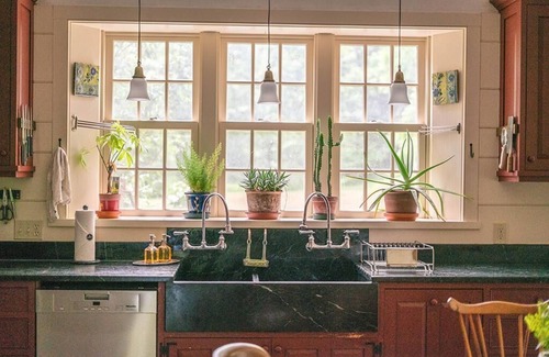 Milton House | Idyllic Black Walnut Tree Farm: Family-Friendly Getaway