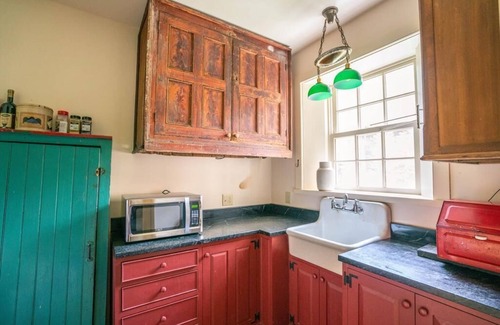 Milton House | Idyllic Black Walnut Tree Farm: Family-Friendly Getaway