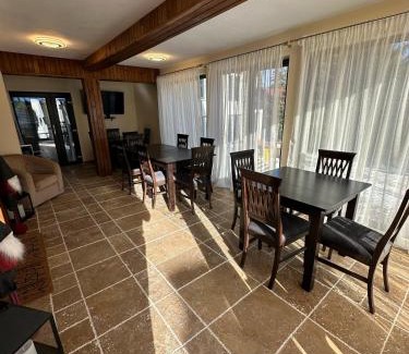 Paltinis House | Pet-Friendly Black Wolf PĂLTINIȘ with Hot Tub & Kitchen