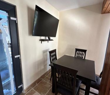 Paltinis House | Pet-Friendly Black Wolf PĂLTINIȘ with Hot Tub & Kitchen