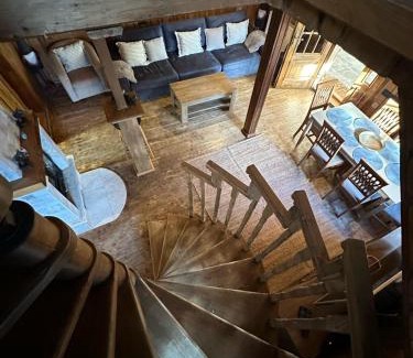 Paltinis House | Pet-Friendly Black Wolf PĂLTINIȘ with Hot Tub & Kitchen