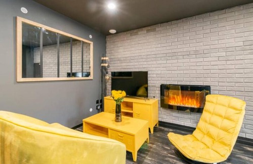 Angouleme Apartment | Pet-Friendly Black & y'hello T2: Wifi, Parking Near City