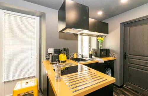 Angouleme Apartment | Pet-Friendly Black & y'hello T2: Wifi, Parking Near City