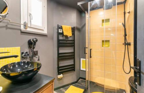 Angouleme Apartment | Pet-Friendly Black & y'hello T2: Wifi, Parking Near City