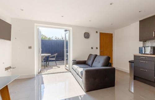Stowmarket House | Pet-Friendly Blackberry Cottage with Top Guest Rating 9.2