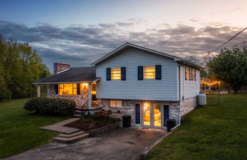 Summerlee House | Explore Blackberry Grove: Pet-Friendly Retreat Near New River