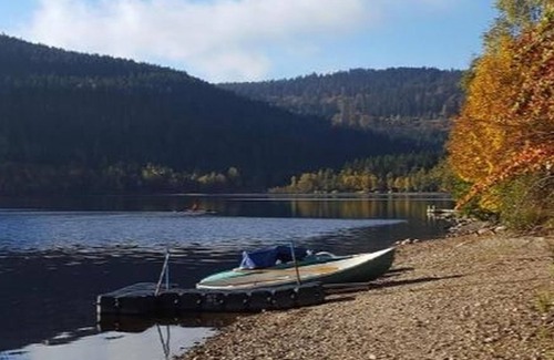 Hinterzarten Apartment | Blackbird Retreat: Lake View, Breakfast & Family-Friendly Stay