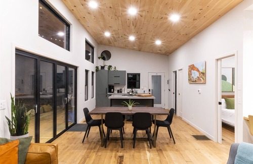 Stanton Cabin | Blackbird Hotel: Pet-Friendly Retreat with Spa & Hot Tub