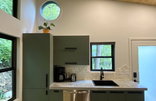 Stanton Cabin | Blackbird Hotel: Pet-Friendly Retreat with Spa & Hot Tub