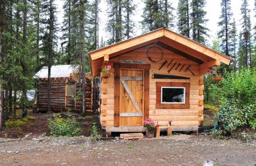 McCarthy Hotel | Cozy Blackburn Cabins with Hot Tub in McCarthy, Alaska