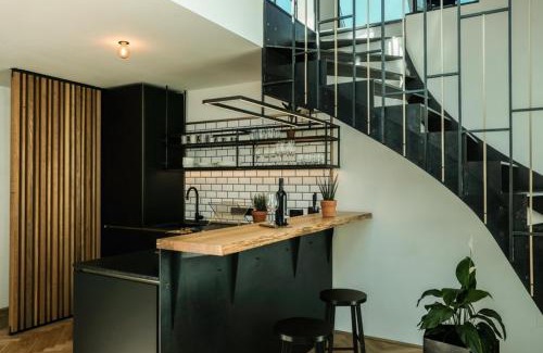 Meidling Apartment | Discover Blackriver Loft Vienna: Pet-Friendly & Close to Schönbrunn