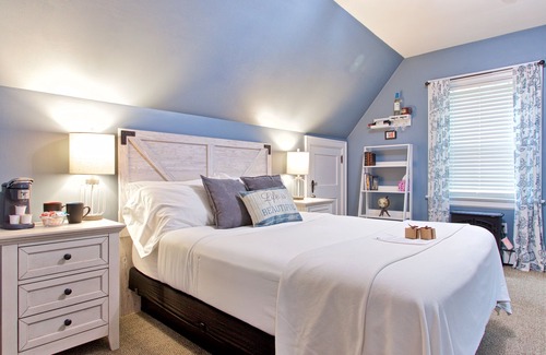 Downtown Bed & Breakfast | Discover Clay Corner Inn: 4-Star Hotel with Spa & Pool