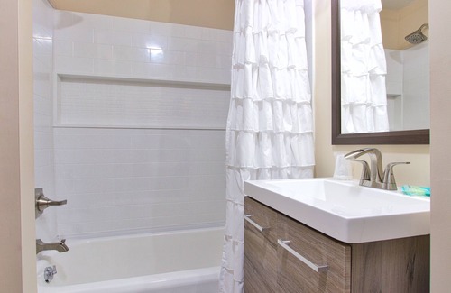 Downtown Bed & Breakfast | Discover Clay Corner Inn: 4-Star Hotel with Spa & Pool