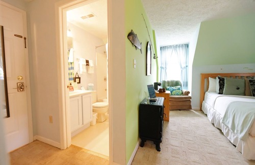 Downtown Bed & Breakfast | Discover Clay Corner Inn: 4-Star Hotel with Spa & Pool