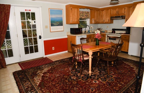 Downtown Bed & Breakfast | Discover Clay Corner Inn: 4-Star Hotel with Spa & Pool