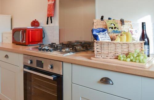 Upwey House | Experience Comfort at Blacksmiths Cottage - 4-Star Retreat