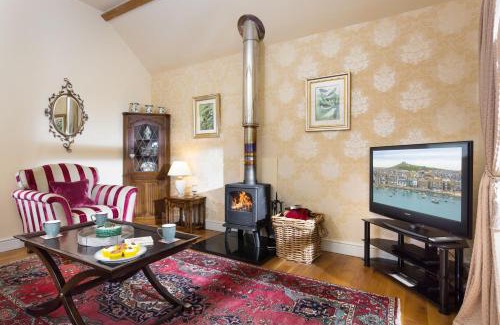 Brierley Hill House | Experience Comfort at Blacksmiths Cottage for Your Getaway