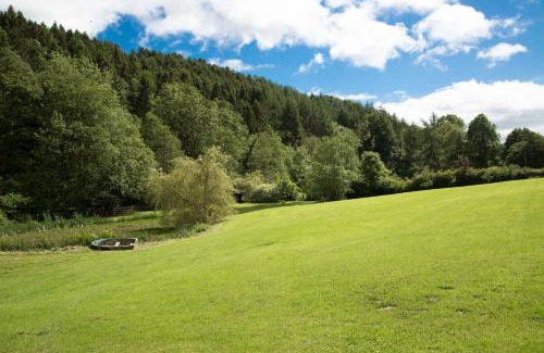 Brierley Hill House | Experience Comfort at Blacksmiths Cottage for Your Getaway