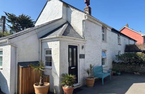 Crantock House | Cozy Blacksmiths Cottage: Pet and Child Friendly Retreat