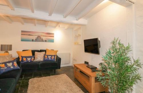 Crantock House | Cozy Blacksmiths Cottage: Pet and Child Friendly Retreat