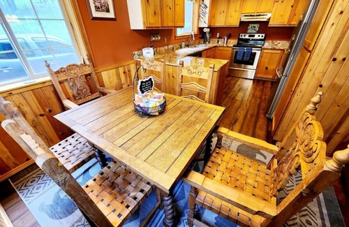 Lakeside Cabin | Relaxing Blacktail Cabin Hideaway with Hot Tub & Ocean View