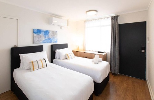 Blacktown Hotel | Cozy Stay at Blacktown Tavern with Family-Friendly Amenities