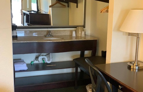 Harold Hotel | Discover Comfort at Blackwater Inn with Spa & Dining