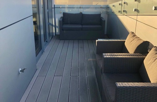 Johnsonville Apartment | Blair Holiday Apartment: Top-Rated Family Retreat with Pool