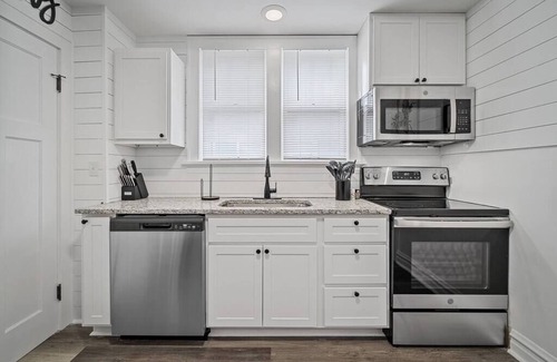 St. Charles Historic District House | Blair's House: Game Room, Hot Tub & Perfect 10 Experience