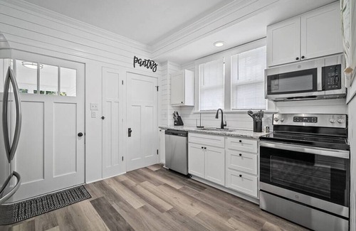 St. Charles Historic District House | Blair's House: Game Room, Hot Tub & Perfect 10 Experience