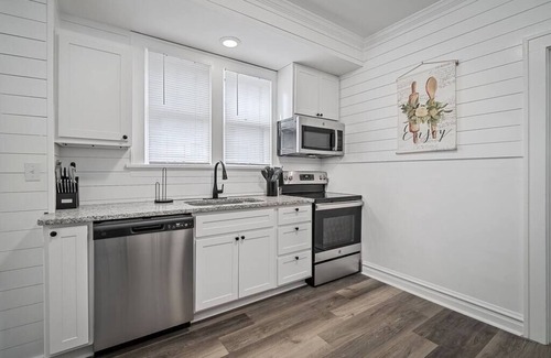 St. Charles Historic District House | Blair's House: Game Room, Hot Tub & Perfect 10 Experience