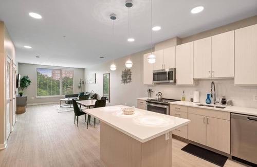 Alexandria West Apartment | Blake Apartment 403: Oceanfront & Pet Friendly Stay