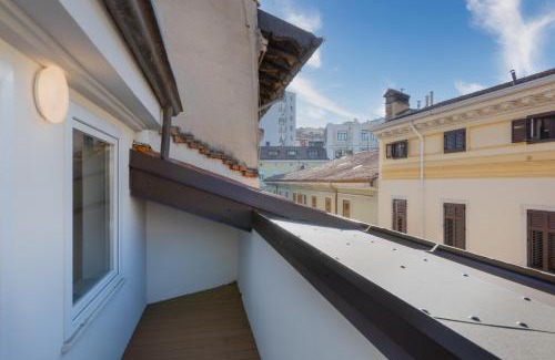 Barriera Vecchia-San Giacomo Apartment | Central Attic Retreat in Trieste with Parking & Family-Friendly