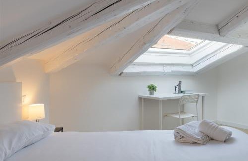 Barriera Vecchia-San Giacomo Apartment | Central Attic Retreat in Trieste with Parking & Family-Friendly
